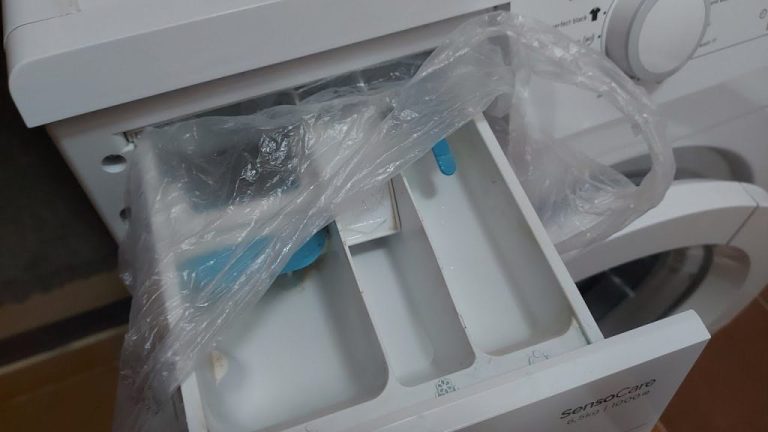 Put it in the washing machine tray before starting: you’ll be amazed